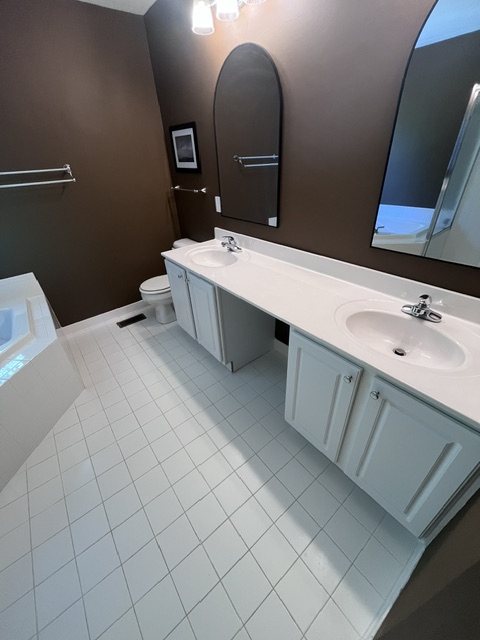 Clean maintained bathroom in a Forest Hill. MD home by LuxeGlow EcoClean